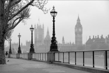 عکس سیاه و سفید صبح مه آلود در لندن