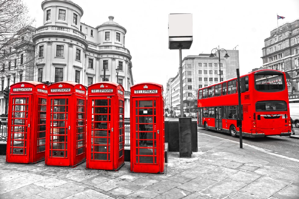 عکس سیاه و سفید و قرمز از اتوبوس و باجه ی تلفن